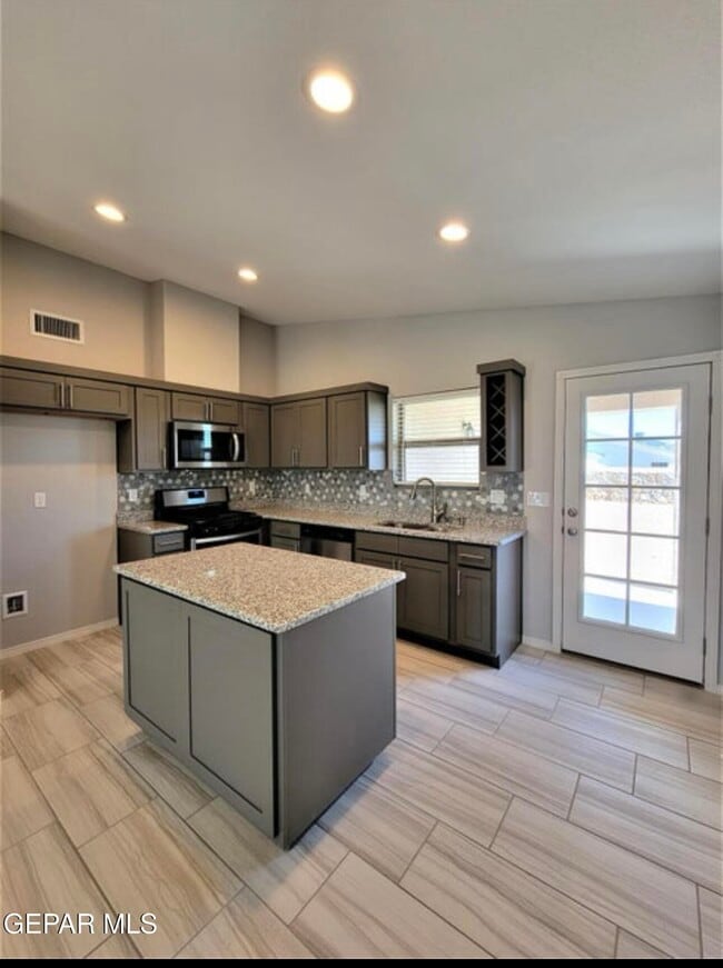 Building Photo - 15017 Dream Ct