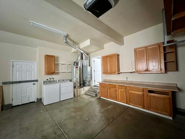 Building Photo - Come check out this lovely 3 bedroom 3 bath home Conveniently located near the Marlow Shopping ce...