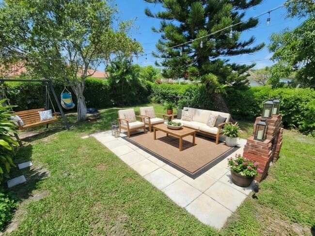 Building Photo - 664 W 2nd St