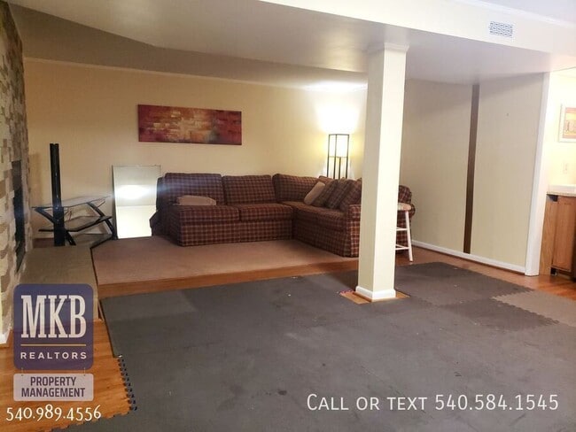 Building Photo - 3123 Glenmont Dr