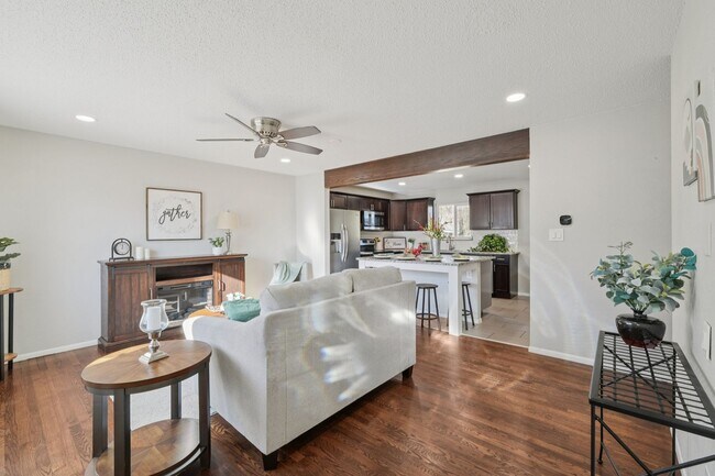 Building Photo - 4 Bed Beauty on West Side!