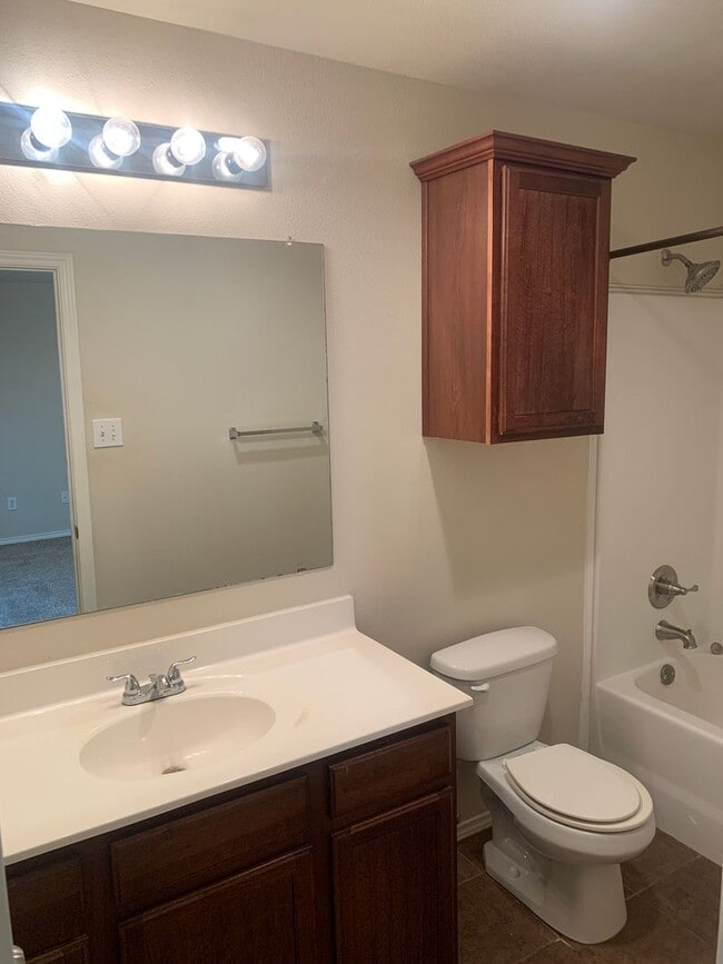 Building Photo - Available NOW! 3 Bedroom 2 bath 2 car garage in Fox Ridge!