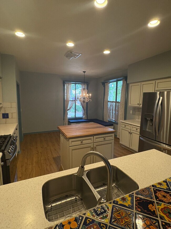 Building Photo - 110 E Bighorn Ct