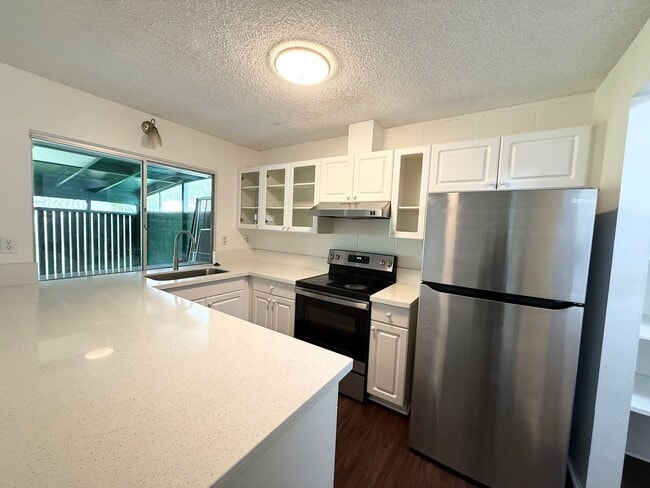 Building Photo - MOVE IN READY! Pacific Village- 3 Bd/ 2.5 Ba Town House