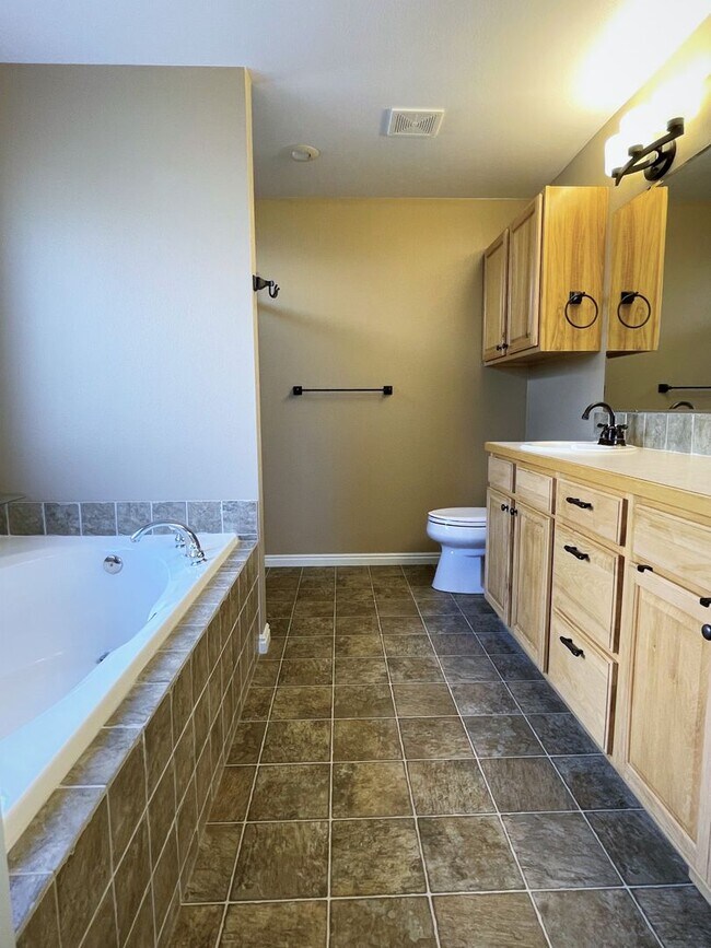 Building Photo - Beautiful 2 bed 2 bath home in the Woodbri...