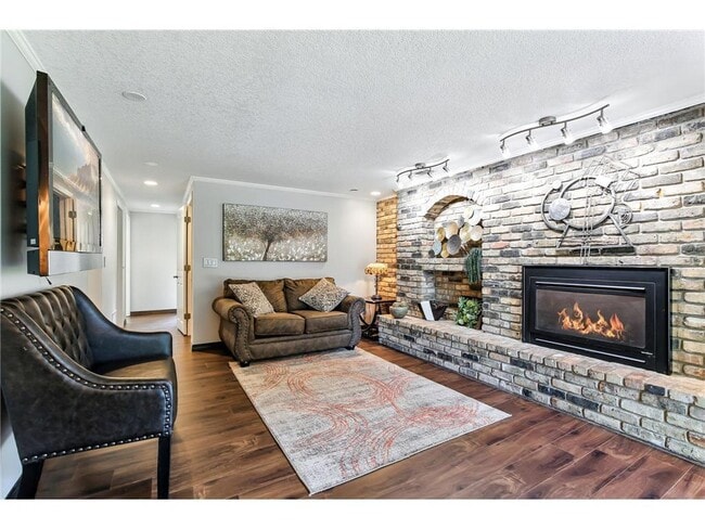 Building Photo - 455 Black Oaks Ln N