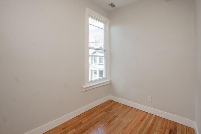 Building Photo - 2112 W Roscoe St