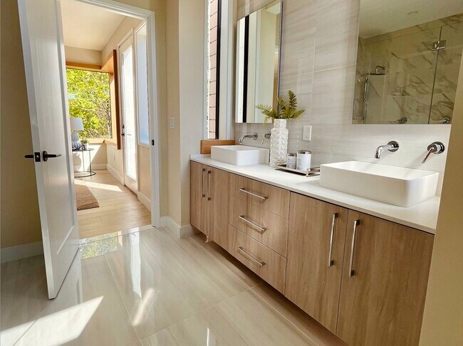 Building Photo - 46 Vernon St