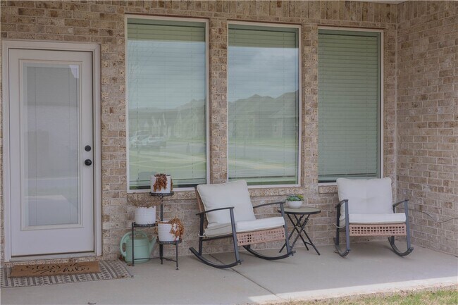 Building Photo - 112 S Broyles Ave