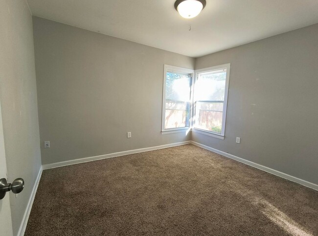 Building Photo - Updated 4 bedroom 1 bath home AVAILABLE NOW!!