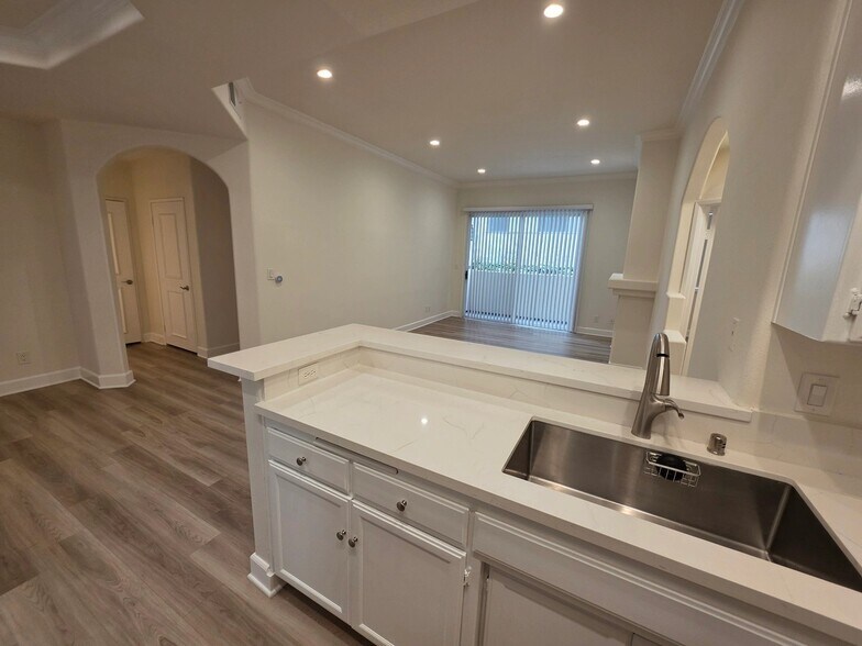 Building Photo - 2669 S Barrington Ave