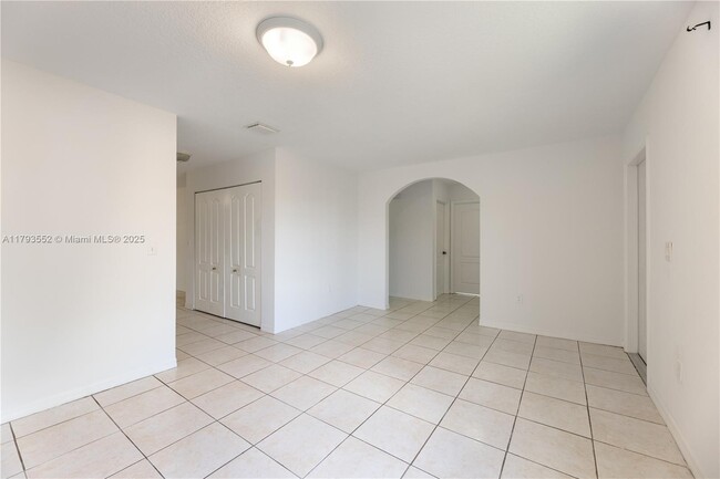 Building Photo - 3027 SW 24th St