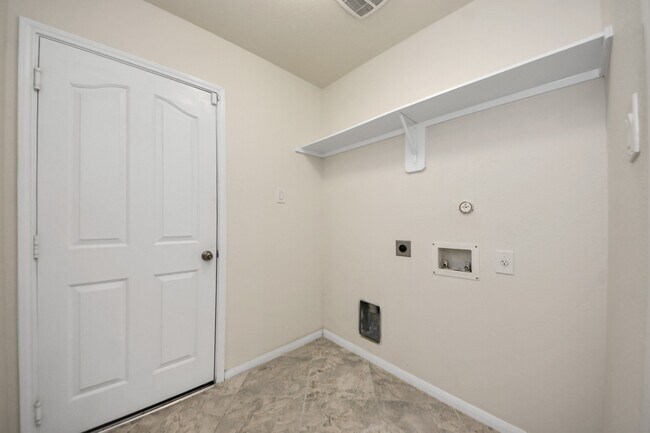 Building Photo - 13918 Goodridge Dr