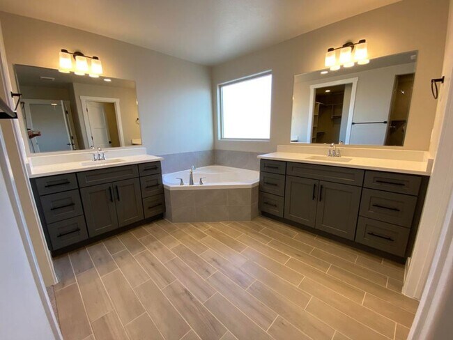 Building Photo - Beautifully Designed 3 Bedroom Townhome Ne...