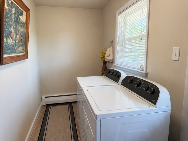 Building Photo - Well Maintained 2 Bedroom Ranch-style home - Full Size Basement!