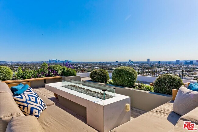 Building Photo - 1100 Alta Loma Rd