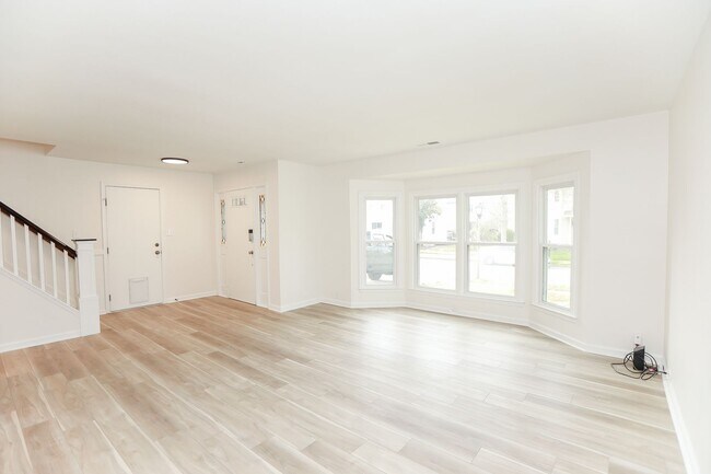 Building Photo - Beautifully renovated 3 bed 2.5 bath home ...