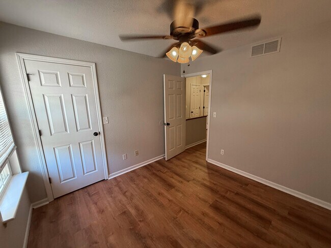 Building Photo - 1327 Valley Creek Ln