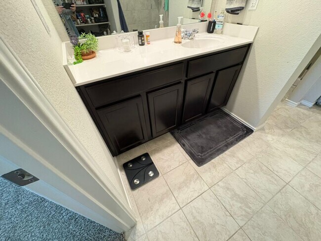 Building Photo - 4 Bedroom 2 Bath in Mesa Verde