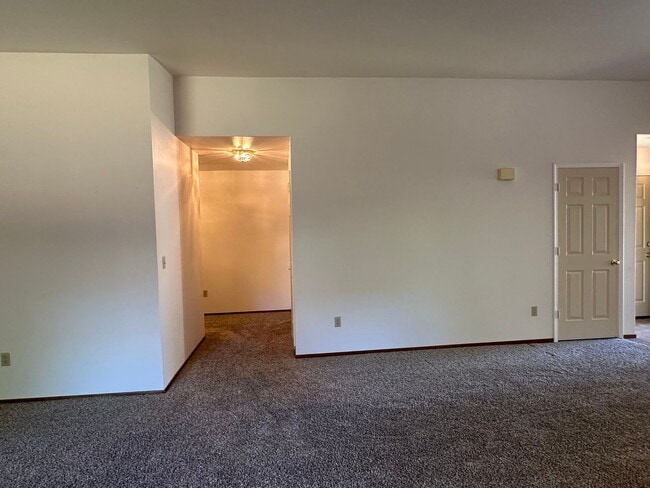 Building Photo - Beautiful 55+ home in Paris Park!
