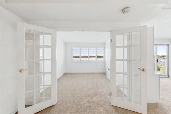 Building Photo - 100 Cove Way