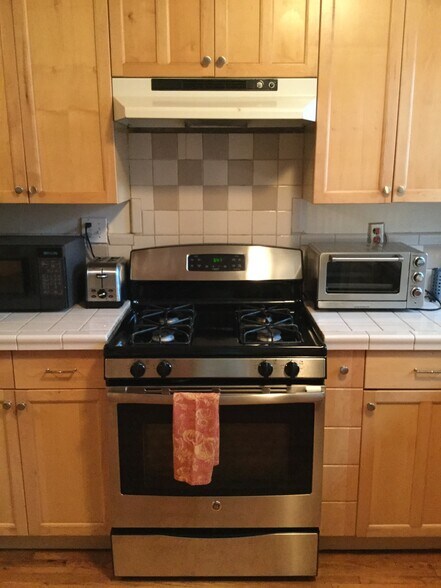 Building Photo - 2124 Chesterfield Ave