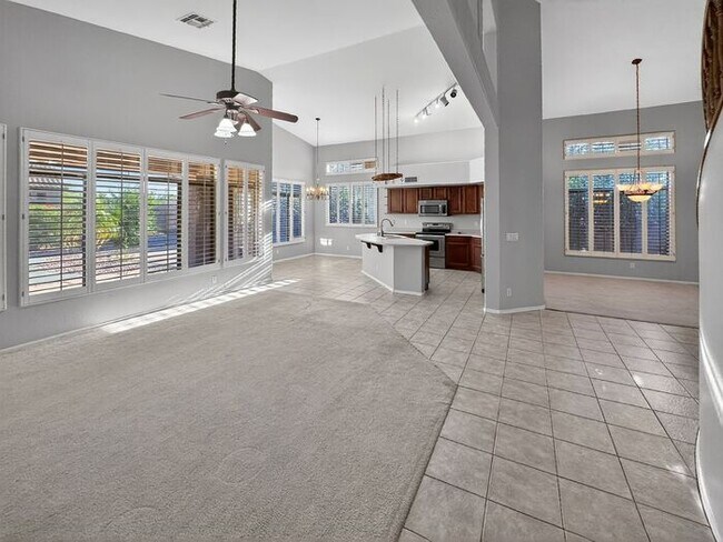 Building Photo - Charming 4 Bedrooms/ 3.5 Bath Home in Desirable Fox Crossing!!