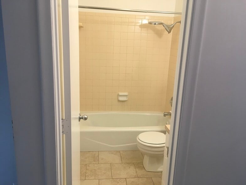 Main upstairs bathroom - 12063 Burdette Cir