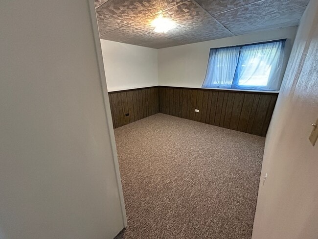 Building Photo - 5 Bed 2 Bath Home with 2 Car Attached Garage in Quiet Nice Neighborhood.