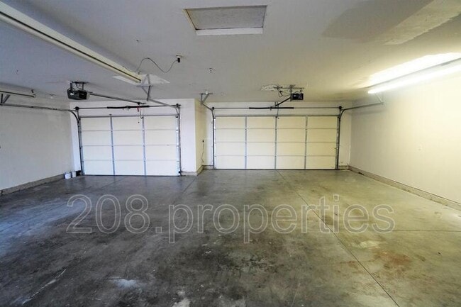 Building Photo - 452 S Jolinda Ave