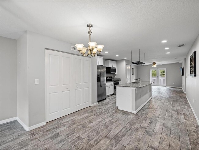 Building Photo - 1238 Vista Way