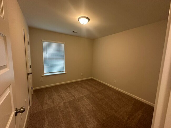 Building Photo - 444 Country Club Dr