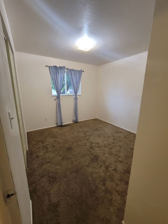 Building Photo - $1665 | 3BR/1BA | Spacious 3 Bedroom Home ...