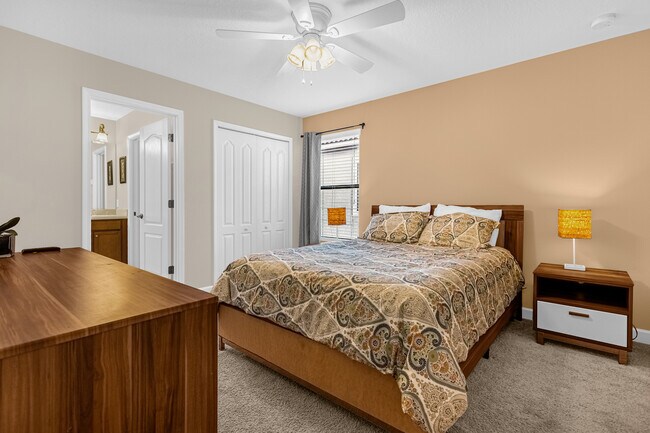 Bedroom 3 - 1463 Myrtlewood St