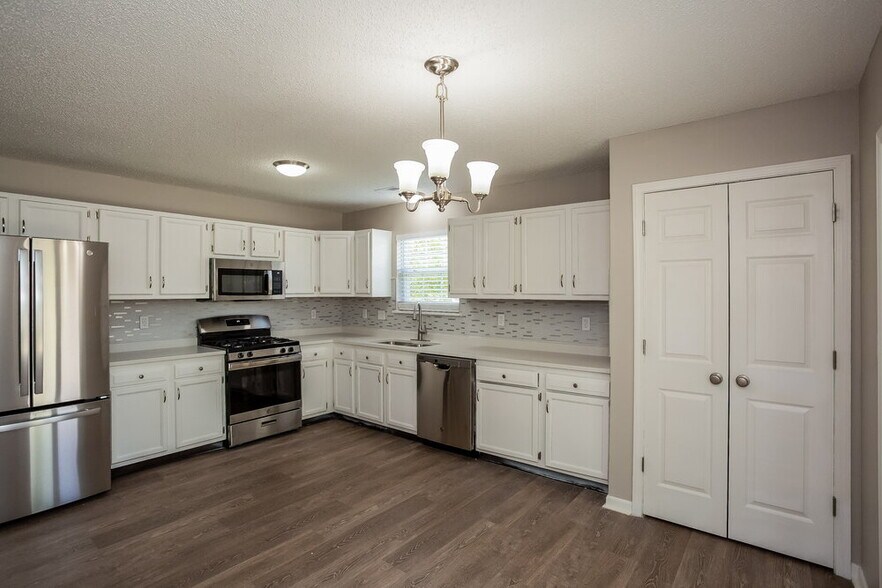 Building Photo - 6404 Amarillo Way