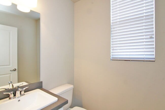 Building Photo - Clean, modern, move-in ready townhouse!