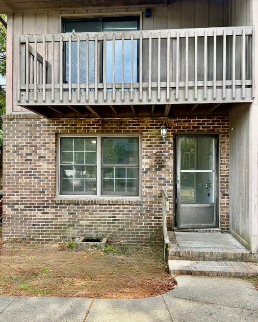 Building Photo - 402 74th Ave N