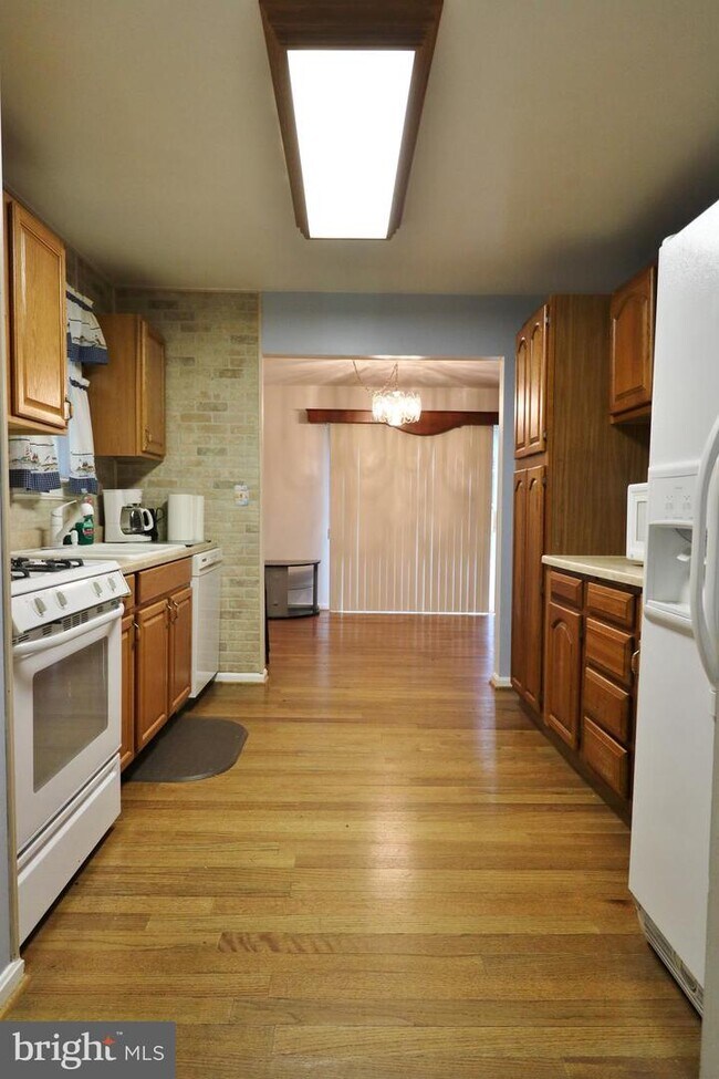 Building Photo - 6061 Dawn Dr