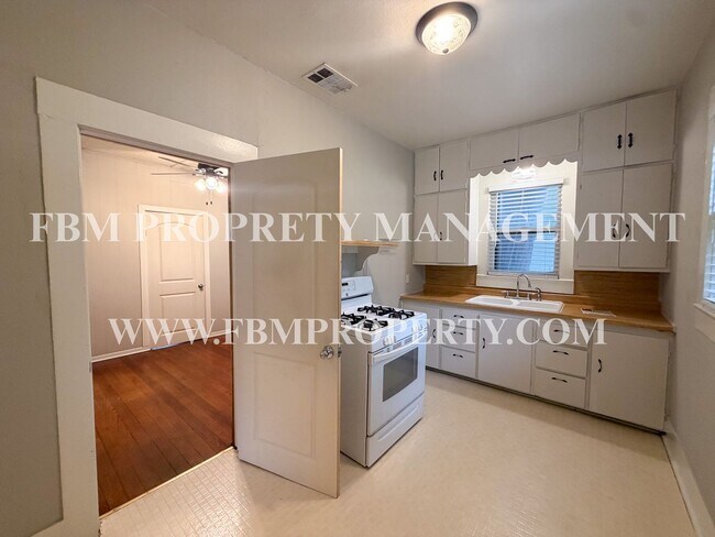 Building Photo - 205 W Gilmer St