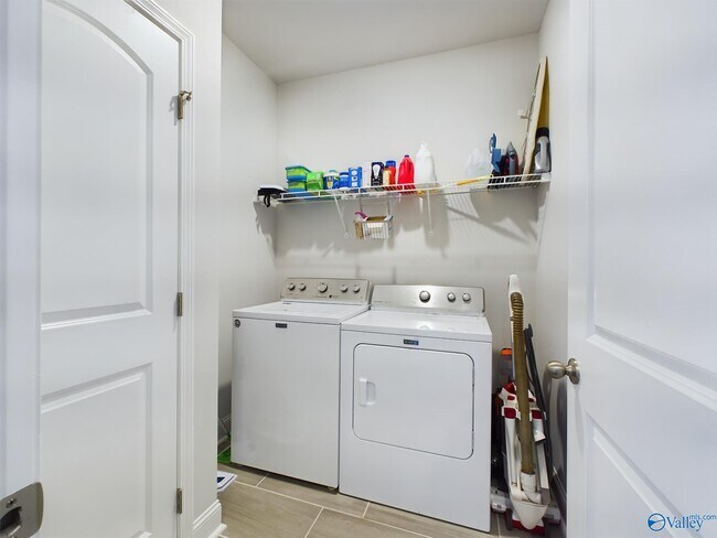 Building Photo - 219 Maureen Dr SW