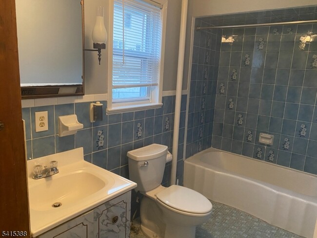 Building Photo - 610 Downer St