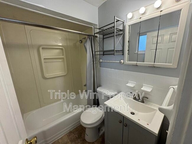 Building Photo - 220 Falcon Dr