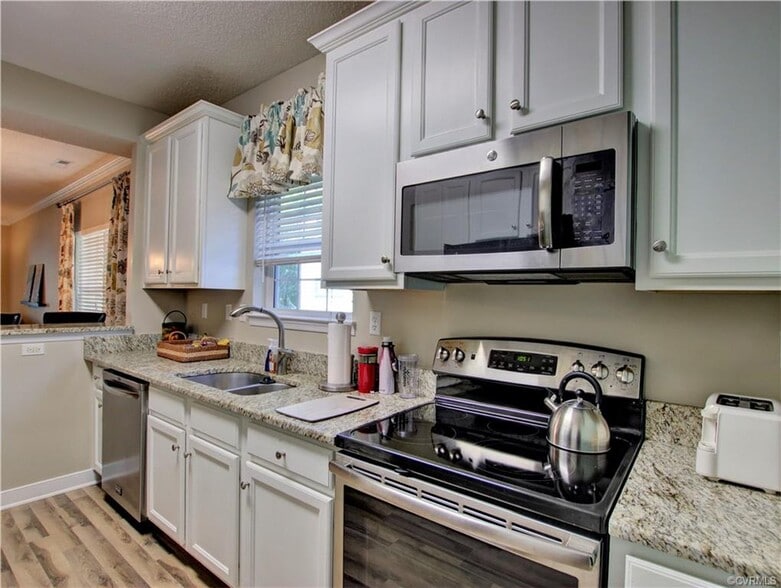 Building Photo - 4706 Twin Hickory Lake Dr