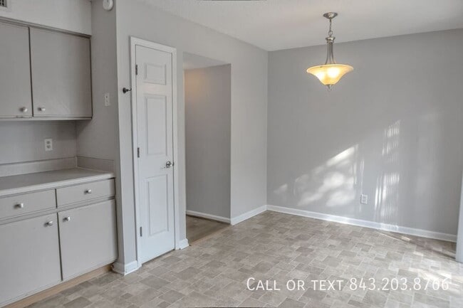 Building Photo - Break Lease ---- 8016 Thelen St-