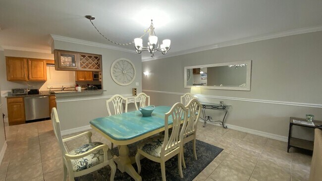 Building Photo - Charming 2/2 Seasonal Rental in Sarasota –...