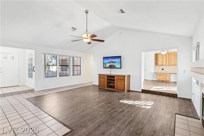 Building Photo - SPACIOUS 3BEDROOM SINGLE STORY TOWNHOME IN...