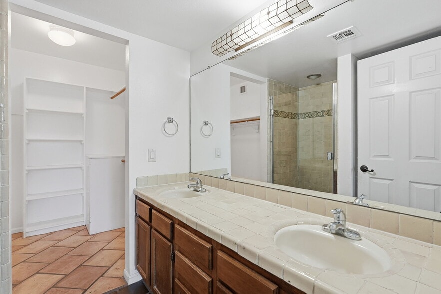 Building Photo - 1449 E Highland Ave