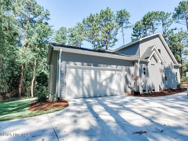 Building Photo - 9 Clarendon Ln