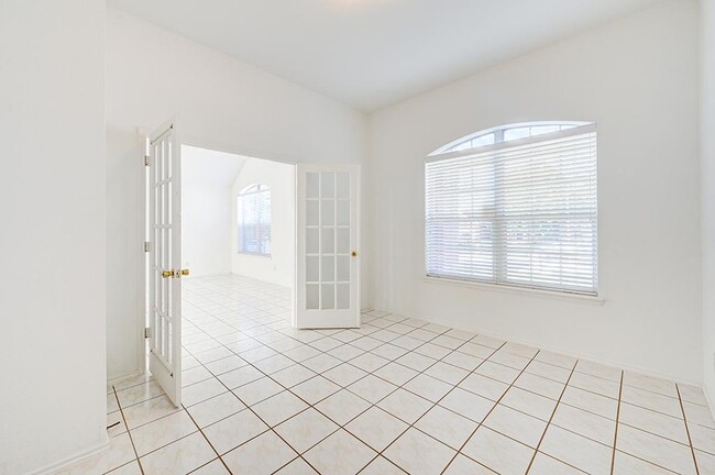 Building Photo - 2710 Logan Dr