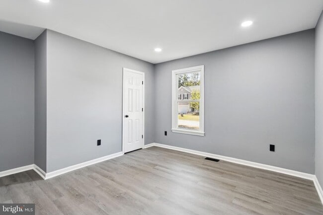 Building Photo - 39 Hidden Lake Dr